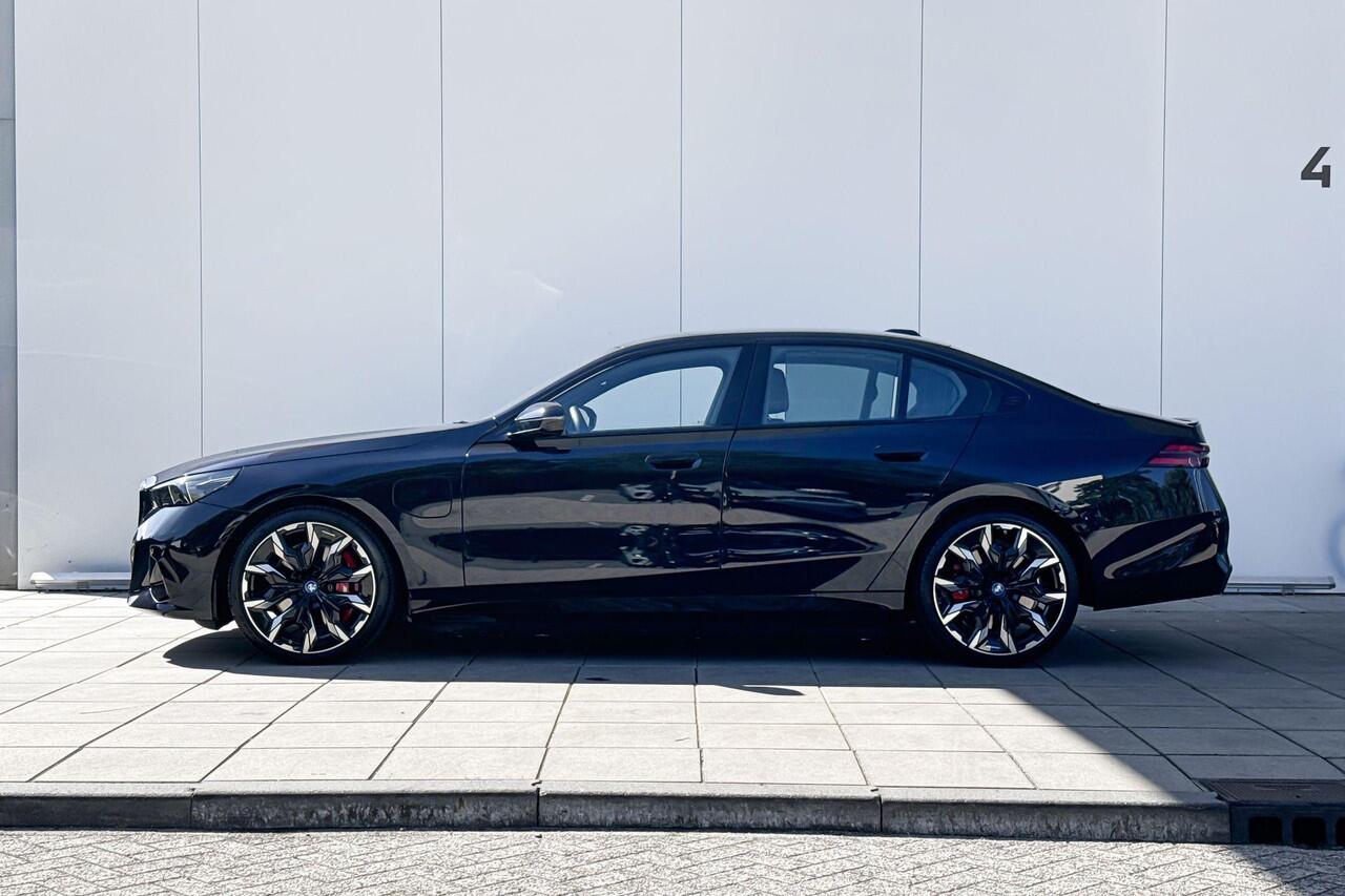 BMW 5-SERIE Sedan 550e xDrive M-Sport Pro / Bowers & Wilkins / Driving Assistant Professional / Stoelventilatie / Comfortstoelen / Head-up / Adaptief onderstel Professional / Stuurwielrand verwarming / Stoelverwarming voor & achter / Craftedclarity / Parking Assistan