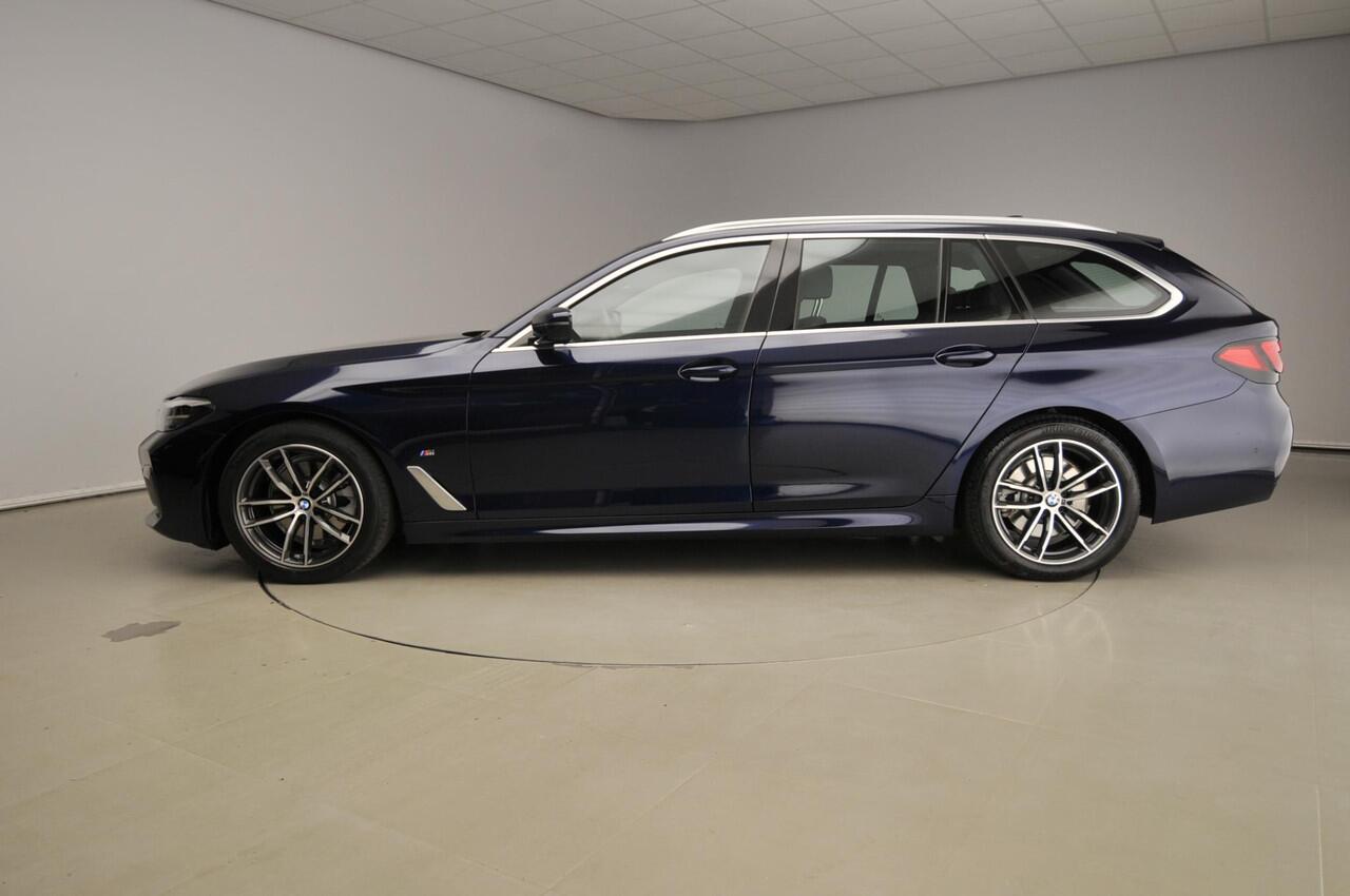 BMW 5-SERIE Touring 520i | M-Sportpakket | LED | Leder | Navigatie | Comfortzetels | Chrome line | DAB | Hifi speakers | Alu 18 inch