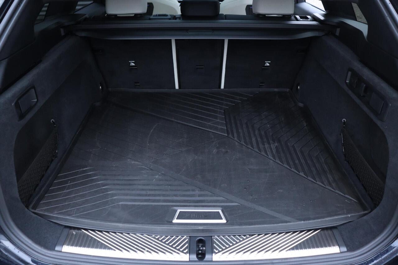 BMW 5-SERIE Touring 530e | M Sportpakket Pro | Panodak | Driving Assistant Plus | Head-Up | Parking Assistant Plus | Stoelventilatie | Comfortstoelen | 21'' LMV | Ekris Selection