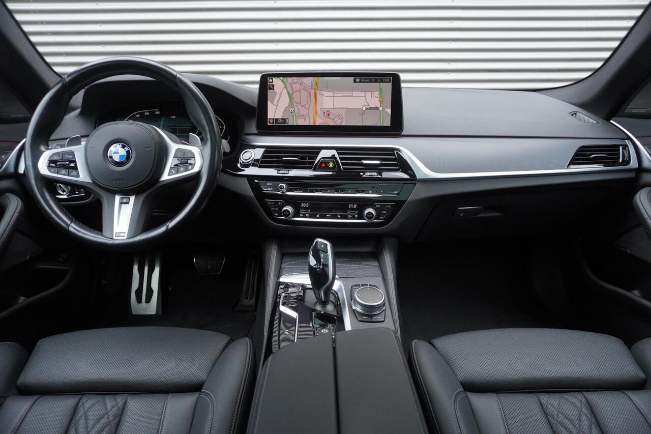 BMW 5-SERIE Touring 540i xDrive M Sportpakket | Trekhaak met elektrisch wegklapbare kogel | Glazen panoramadak | Driving Assistant Professional | BMW Laserlight | HIFI System Harman Kardon