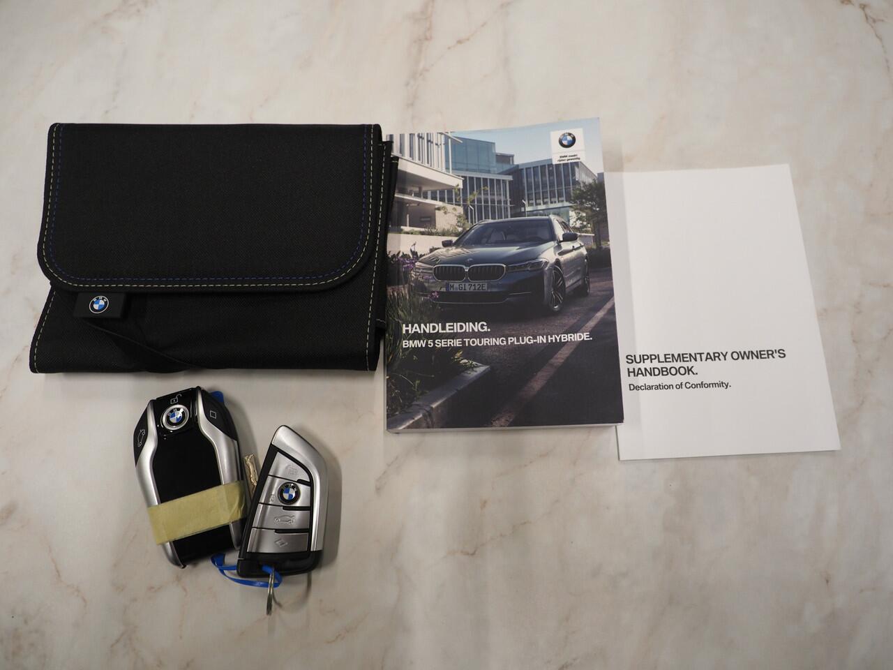 BMW 5-SERIE Touring 520e M Sport Shadow | Panoramadak | Harman/Kardon | 360 | Keyless | Head Up | Trekhaak