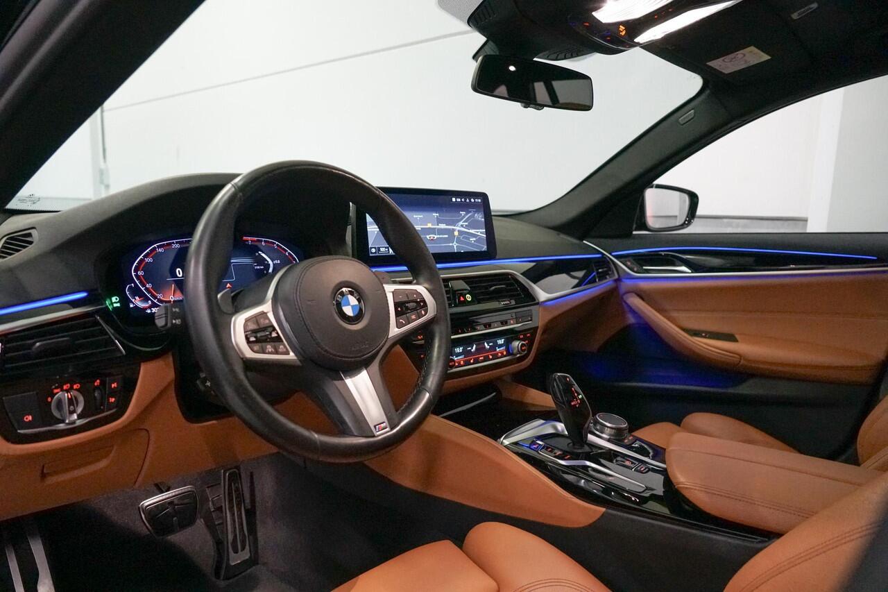 BMW 5-SERIE Touring 540i xDrive M-Sport | Panoramadak | CoPilot | Head Up