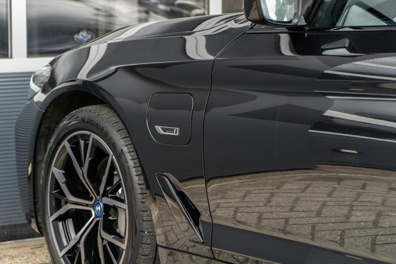 BMW 5-SERIE 530 530e Business Edition Plus | M Sport | Leder | Camera | ACC | Trekhaak | 19 Inch |