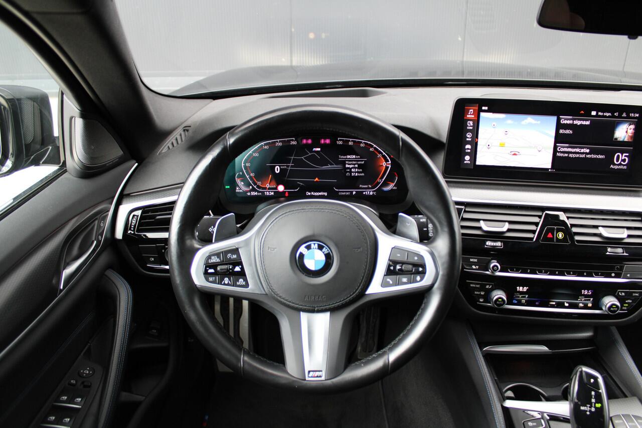 BMW 5-SERIE Touring 530d M-Sport - Trekhaak - Pano - Laser - HUD - 360 Camera - Keyless - Sportstoelen - H&K - Fabrieksgarantie - Rijklaar