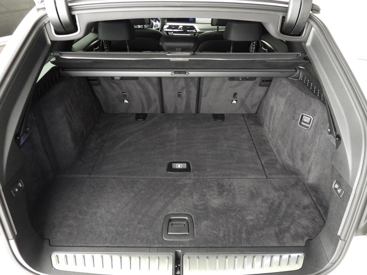 BMW 5-SERIE Touring 520d | M-Sportpakket | Laserlicht | Leder | HUD | Active cruise | Schuifdak | Comfortzetels | Keyles go | DAB | Hifi speakers | Alu 18 inch