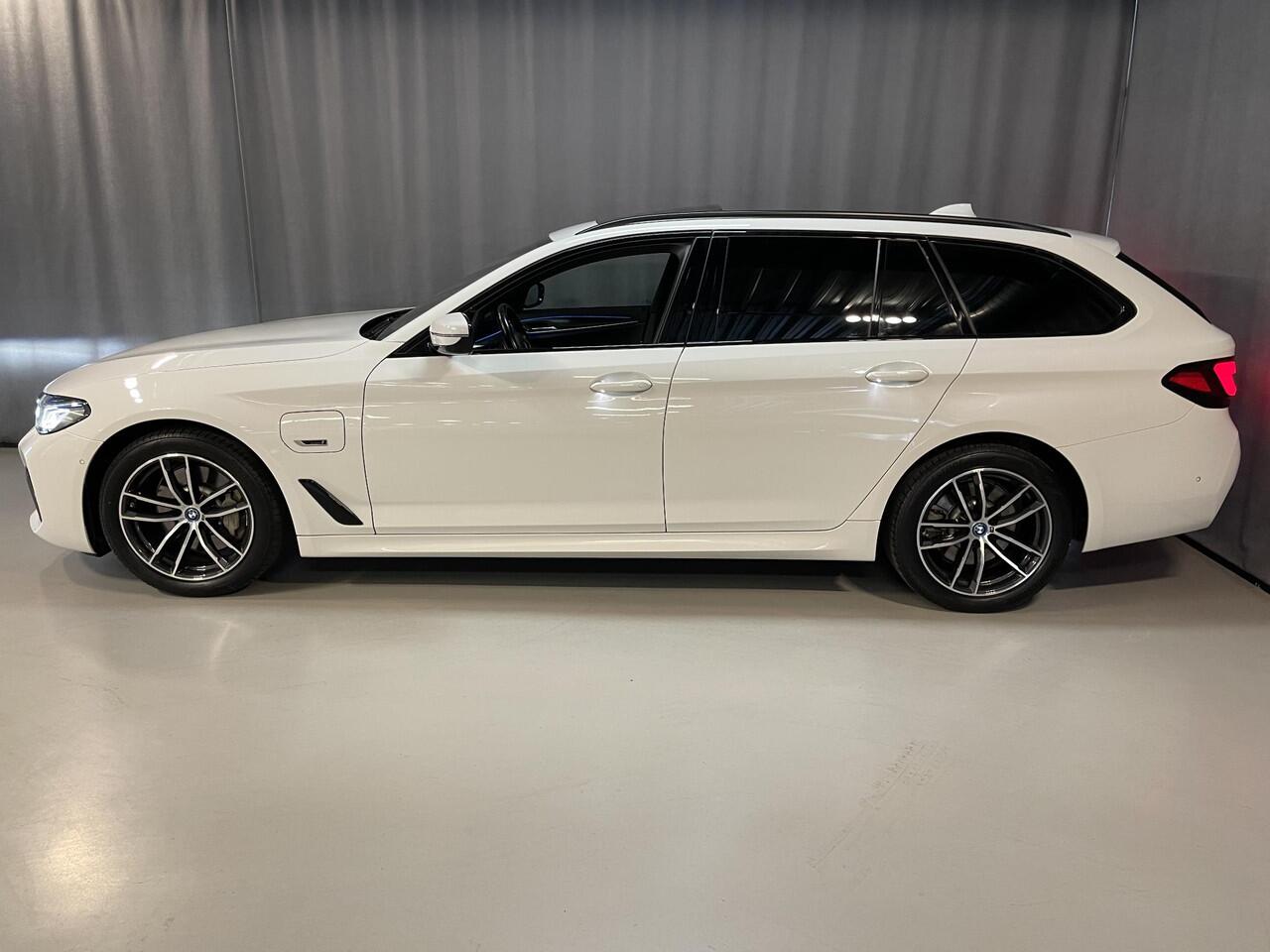 BMW 5-SERIE Touring 530e High Executive M Sport 18"/Panoramadak/Laser LED/Adaptief onderstel/Head-up/Keyless/Stoelverwarming/Adaptieve cruise/Dodehoek/Camera/Apple Carplay & Android Auto/HiFi