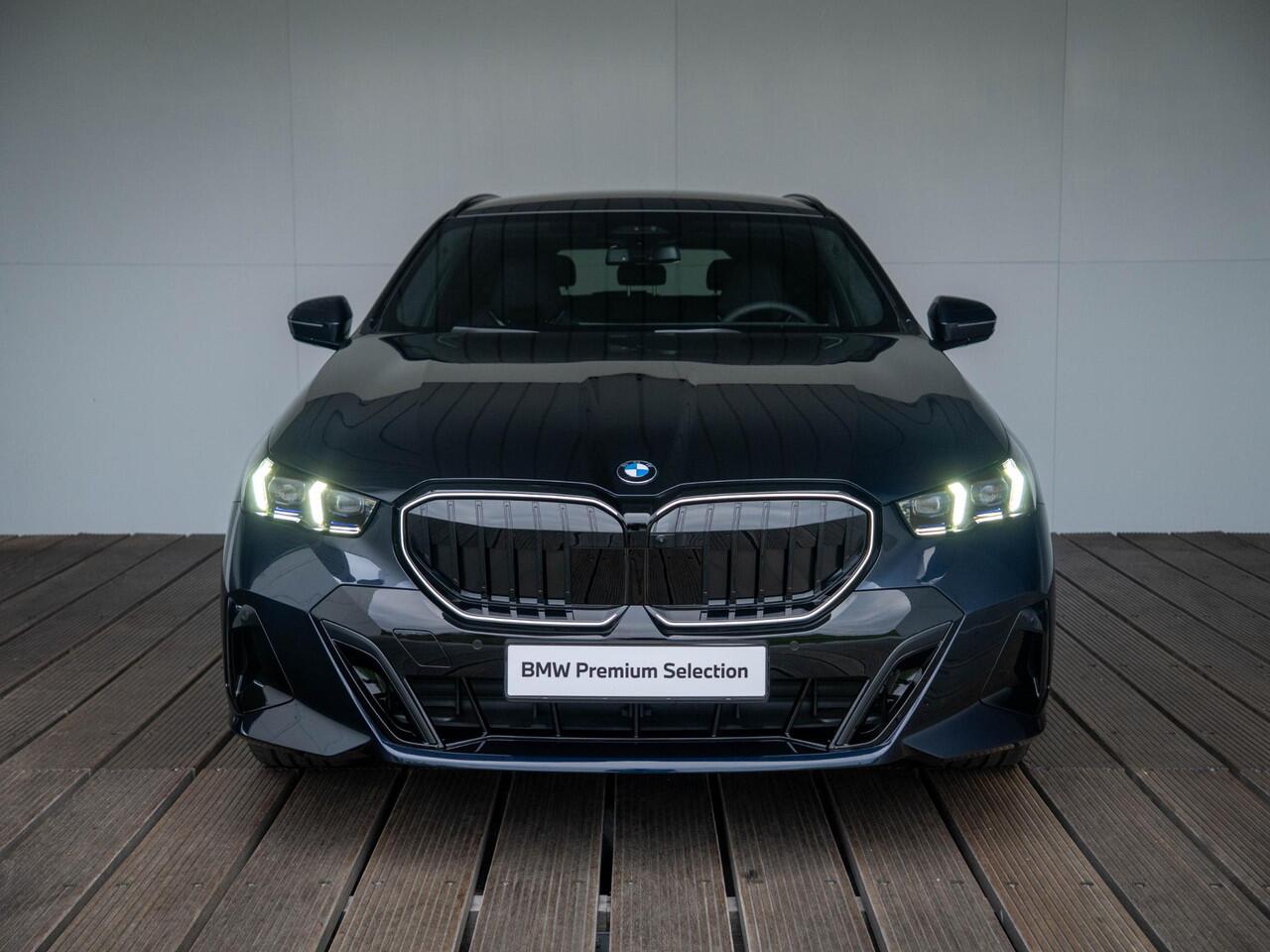 BMW 5-SERIE Touring 550e xDrive | M Sportpakket Pro | Innovation Pack | Verwarmd Stuurwiel | Comfort Access | Panoramadak | Stoelventilatie | Stoelverwarming | Bowers & Wilkins | Trekhaak