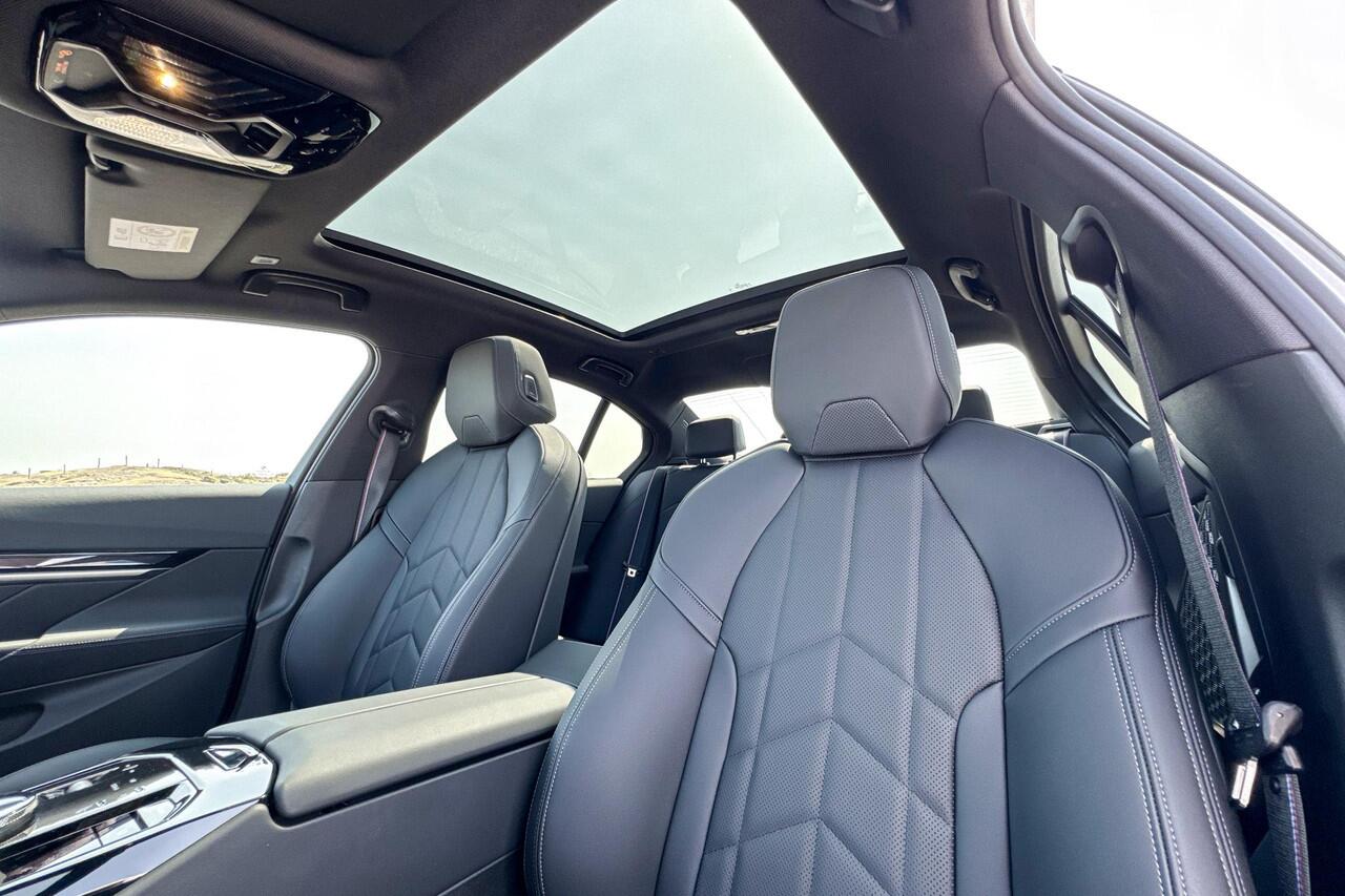 BMW 5-SERIE Sedan 550e xDrive | Selections | M Sport Pro | Glazen Panoramadak | Bowers & Wilkins | Stoelventilatie |