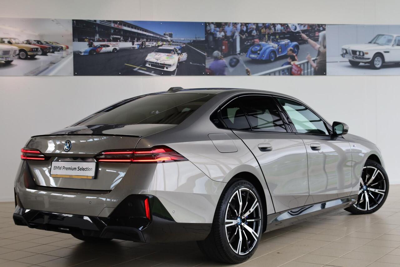 BMW 5-SERIE Sedan 550e xDrive M Sportpakket Pro | Innovation Pack | Travel Pack | Comfort Pack | Adaptief onderstel professional | Driving Assistant Professional | Bowers & Wilkins