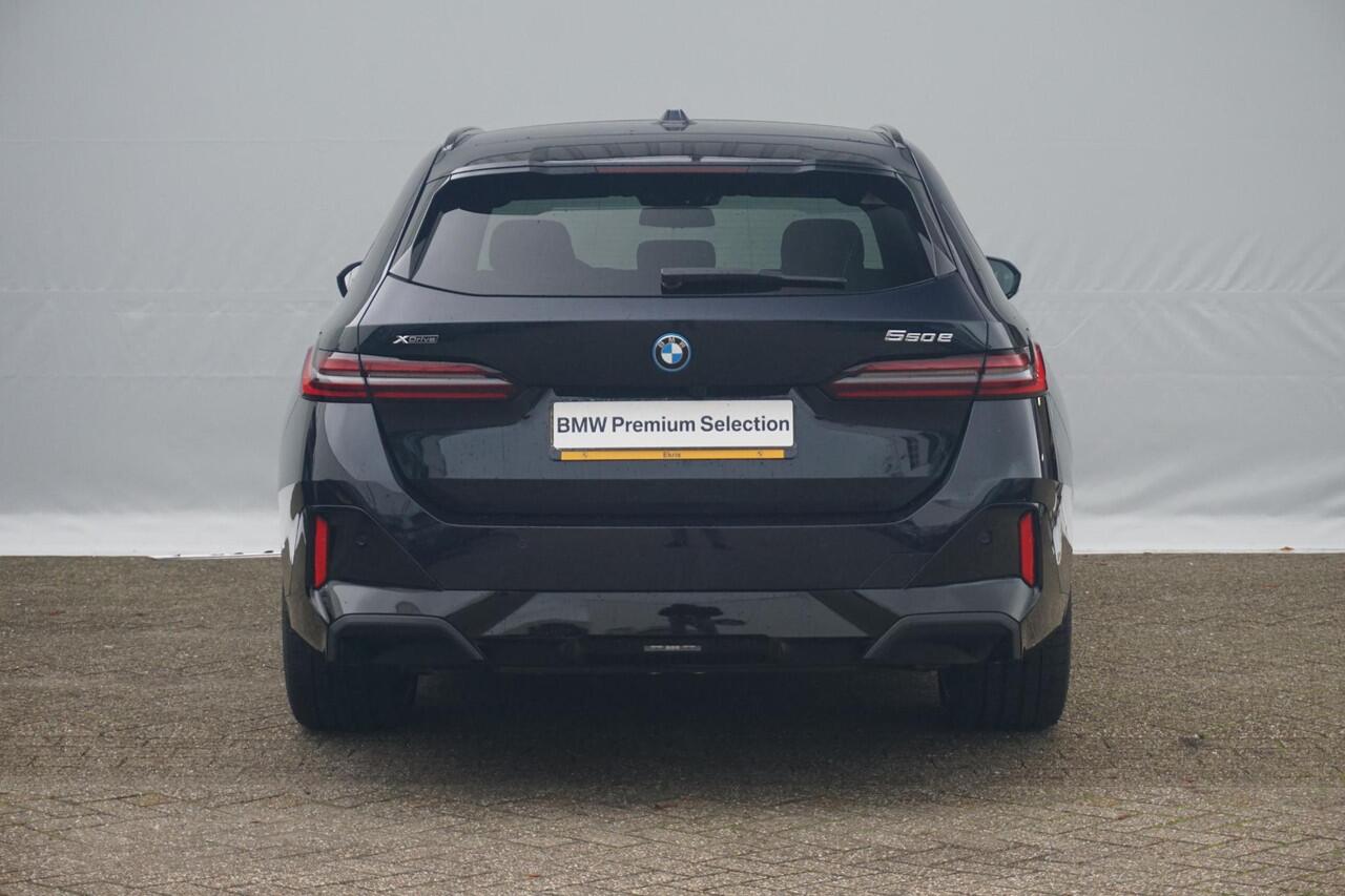 BMW 5-SERIE Touring 550e xDrive M Sport | Trekhaak / Bowers & Wilkins / Panoramadak / Head-up / 360*Camera's / Comfort Access
