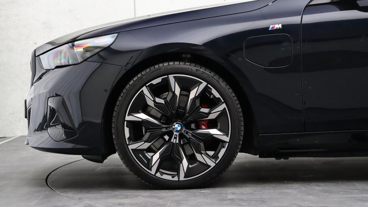 BMW 5-SERIE Touring 530e xDrive M-Sport Pro | Stoelventilatie | Bowers & Wilkins | M Carbon exterieur | Onderstel Professional | Head-up | Panoramadak | Trekhaak