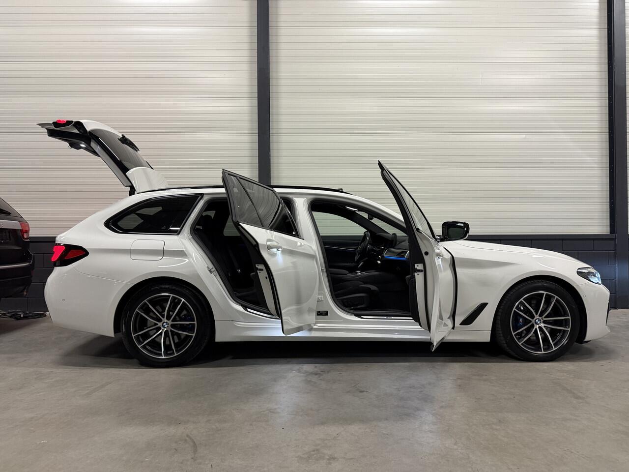 BMW 5-SERIE Touring 530e xDrive M-Sport PANO/HEAD-UP/ADAPTIVE-CHASSIS/ALCANTARA/CAMERA/LIVE-COCKPIT PRO/DAB/STANDKACHEL/SHADOW-LINE/18"/RECENT OH BEURT GEHAD BIJ BMW DEALER