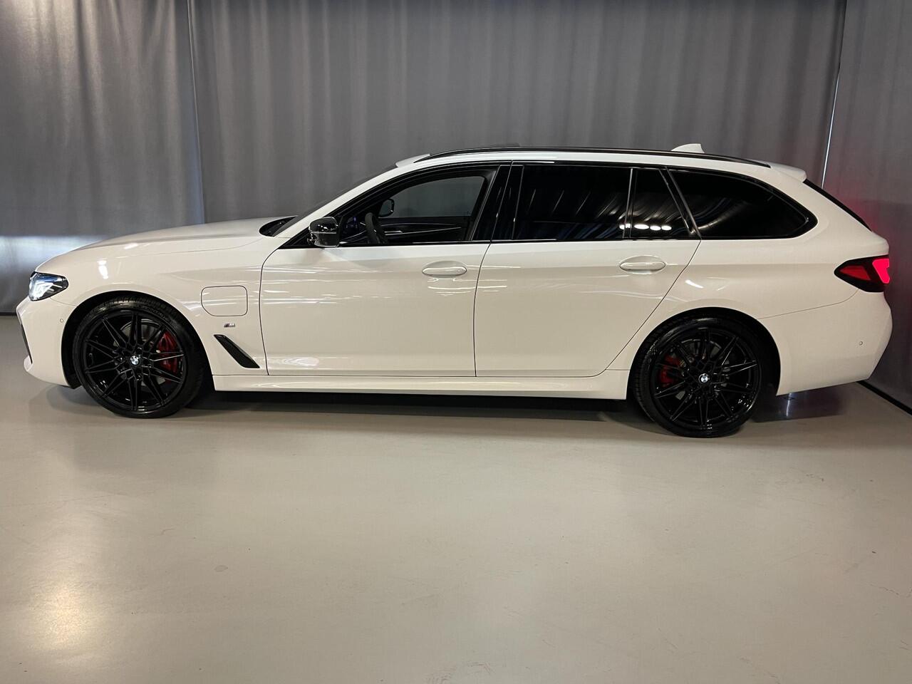 BMW 5-SERIE Touring 530e High Executive M Sport 20"/Soft Close/Active Steering/Panoramadak/Laser LED/Leder/Head-up/Keyless/Stoelverwarming + koeling/Adaptieve cruise/Dodehoek/Camera/Apple Carplay & Android Auto