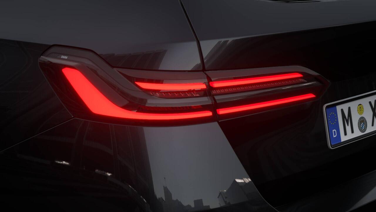 BMW 5-SERIE Touring 530e M Sport Automaat / Panoramadak / Trekhaak / Adaptieve LED / Comfort Access / Parking Assistant Plus / Stoelventilatie / Stuurverwarming