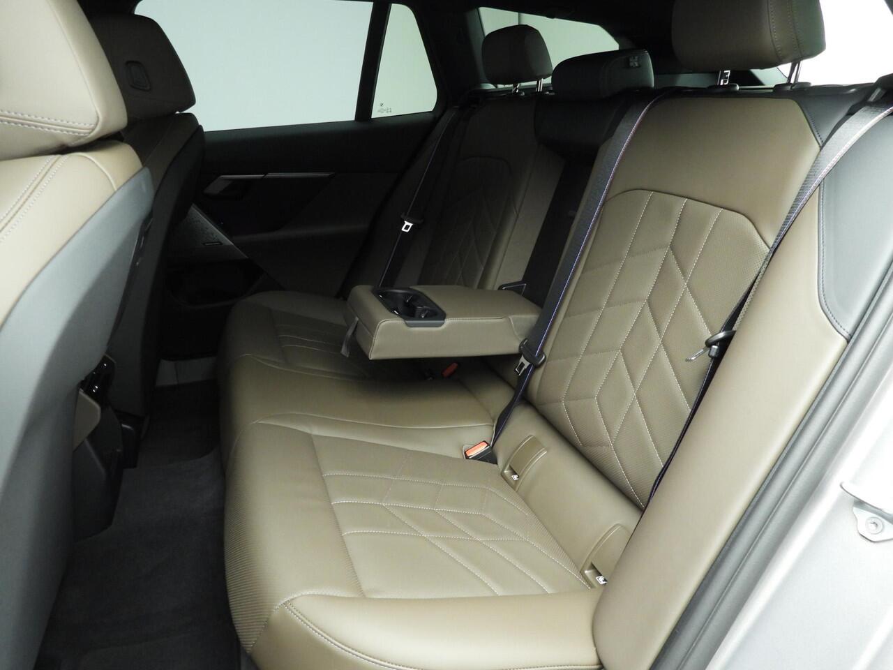 BMW 5-SERIE Touring 520d | M-Sportpakket | LED | HUD | Trekhaak | Active cruise | Keyles go | DAB | Harman-kardon sound | Alu 20 inch