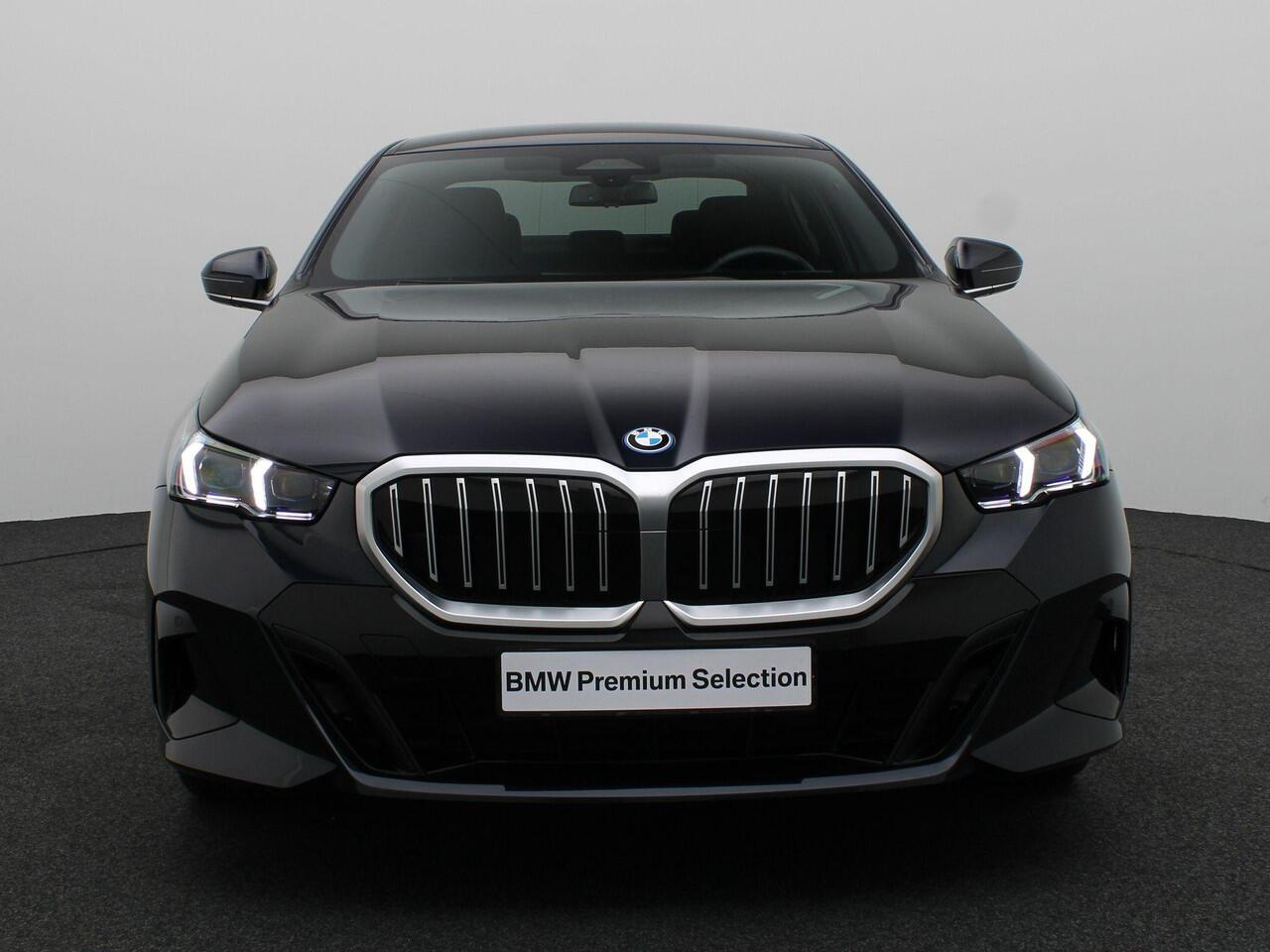 BMW 5-SERIE Sedan 550e xDrive M Sportpakket | Adaptief Onderstel Professional | Driving Assistant | Harman Kardon | 20''