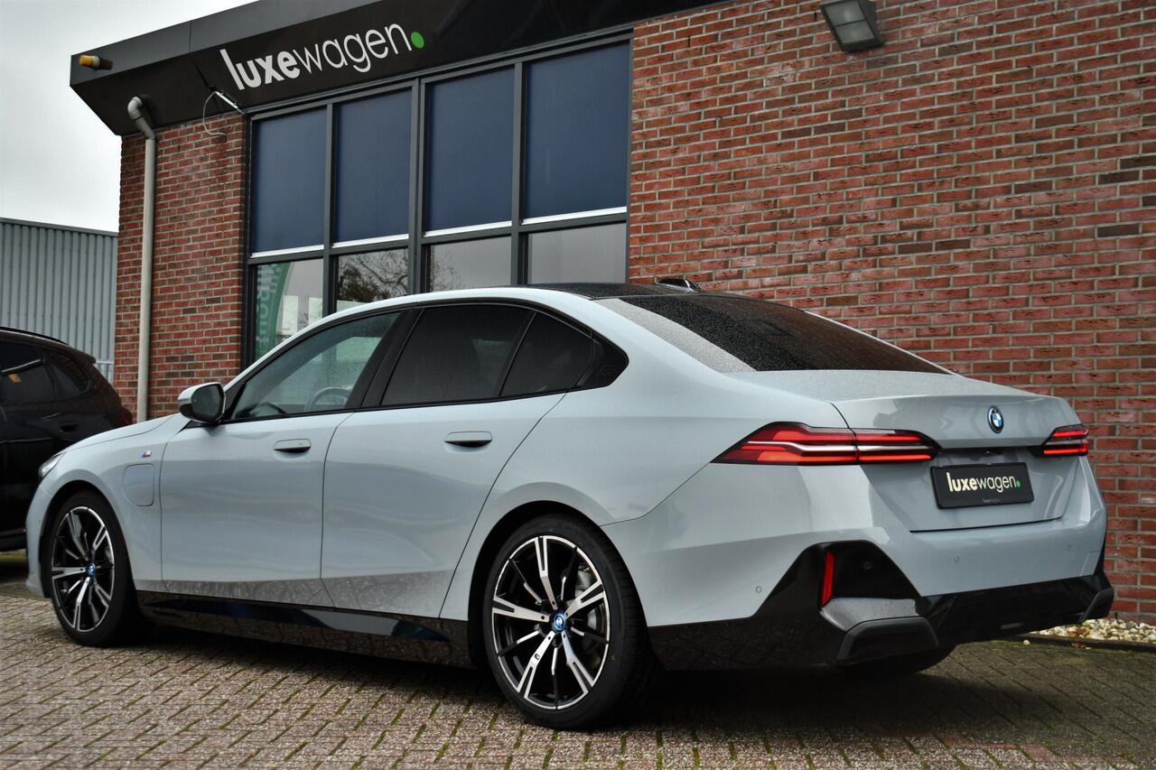BMW 5-SERIE 530e M-Sport Pano ACC 360 H/K Stoel-vent Brooklyngrau