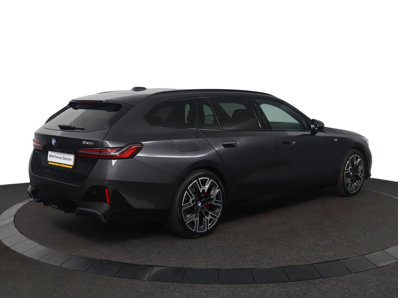 BMW 5-SERIE Touring 520i | M Sportpakket Pro | Driving Assistant Plus | Panoramadak | Harman/Kardon | Adaptieve LED koplampen | Iconic Glow |