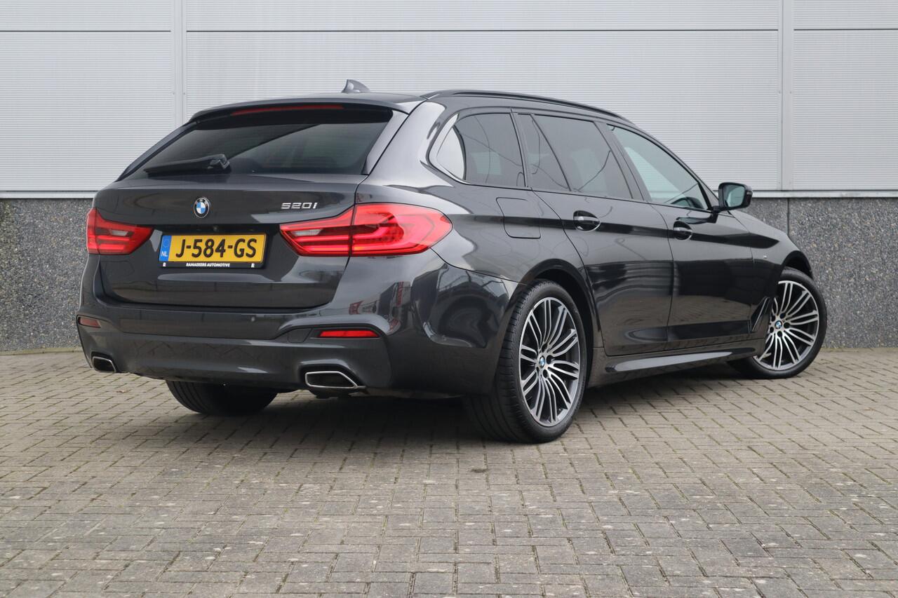 BMW 5-SERIE Touring 520i High Executive M-Sport Leder dashboard / Pano / Individual / Camera / 19inch