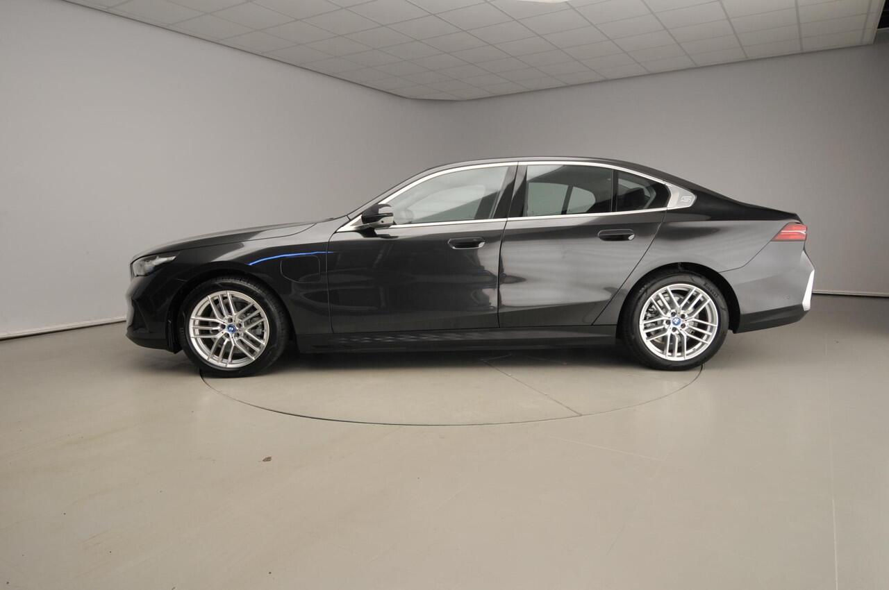 BMW 5-SERIE Sedan 530e | LED | HUD | Sportstoelen | Chrome line | Stoelverwarming | Keyles go | DAB | Alu 19 inch