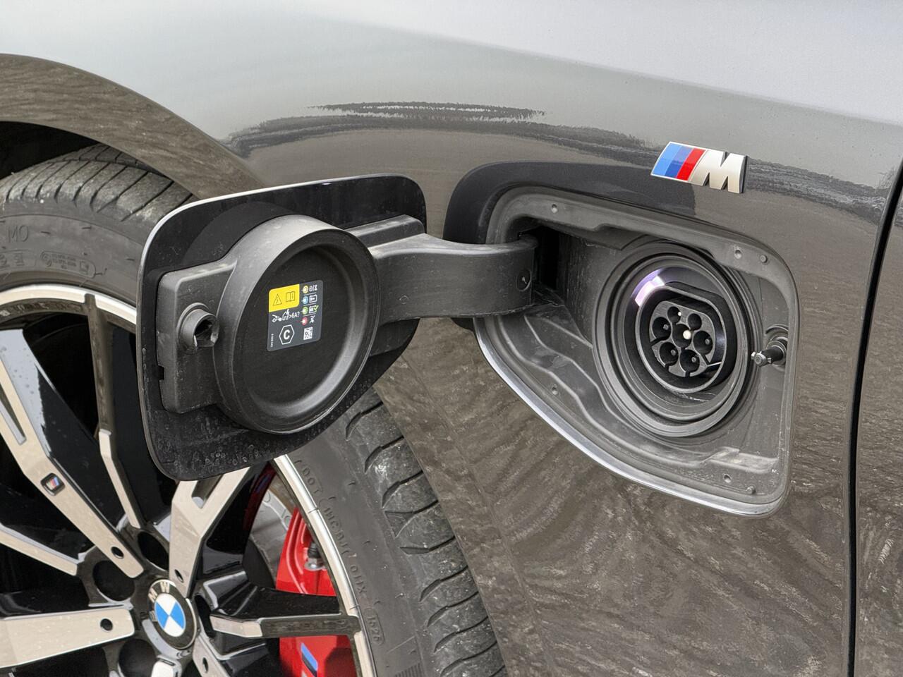 BMW 5-SERIE Touring 550e xDrive | M-Pro | Bowers & Wilkins | Trekhaak | 360 cam | Panorama | Co Pilot