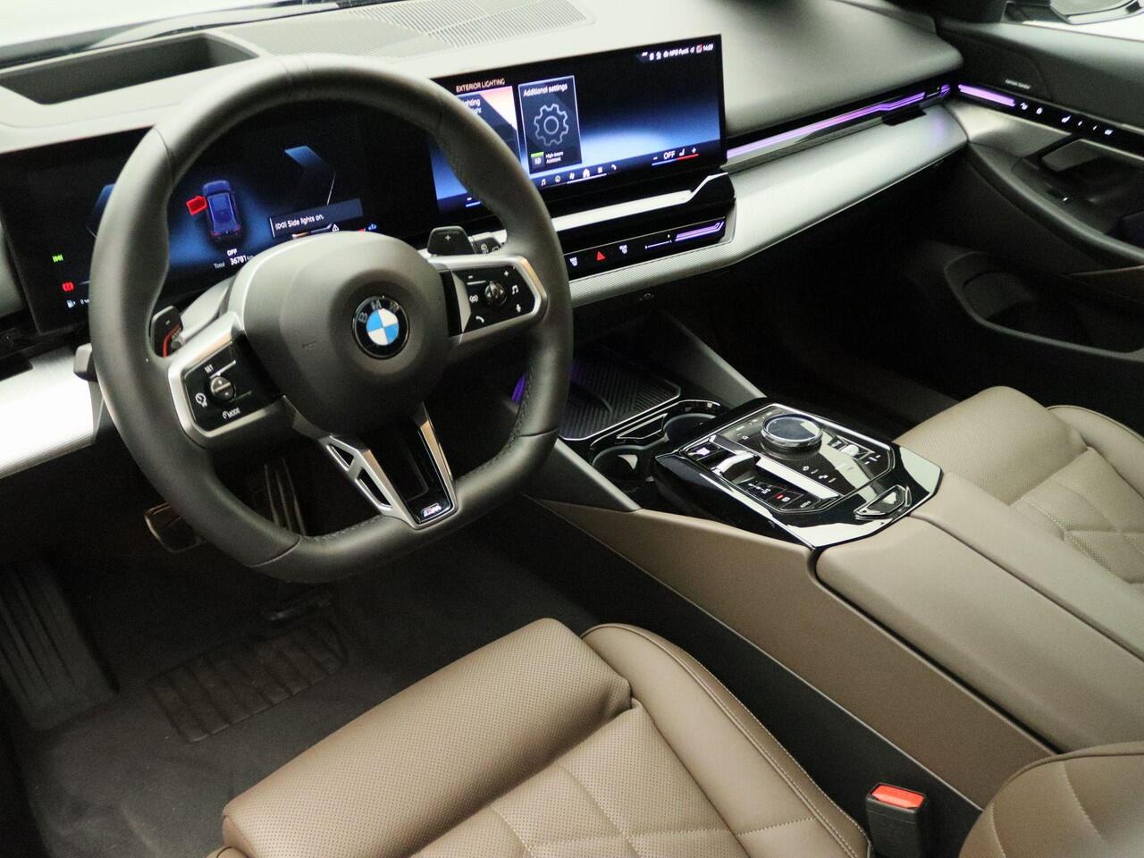 BMW 5-SERIE Touring 520d M Sportpakket | Innovation Pack | Travel Pack | Comfort Pack | Trekhaak | Harman-Kardon | 19"