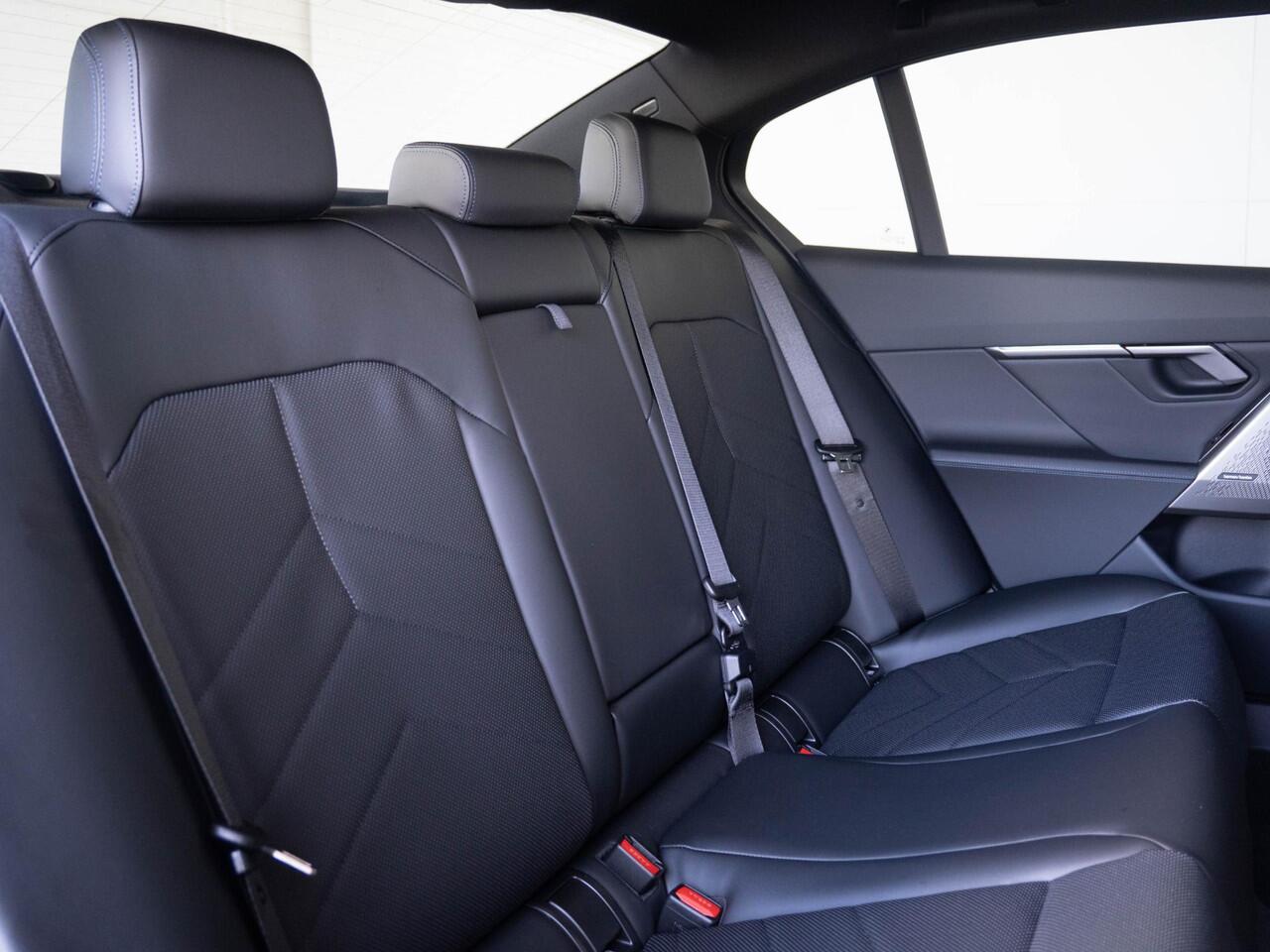 BMW 5-SERIE Sedan 520i | M Sportpakket | Innovation Pack | Stuurwielrand verwarmd | Comfort Access | Panoramadak | Stoelverwarming | Harman-Kardon | Trekhaak