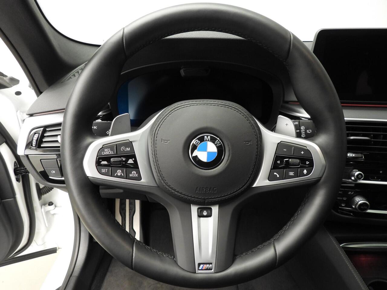 BMW 5-SERIE Touring 520d | M-Sportpakket | Laserlicht | Leder | HUD | Active cruise | Schuifdak | Comfortzetels | Keyles go | DAB | Hifi speakers | Alu 18 inch