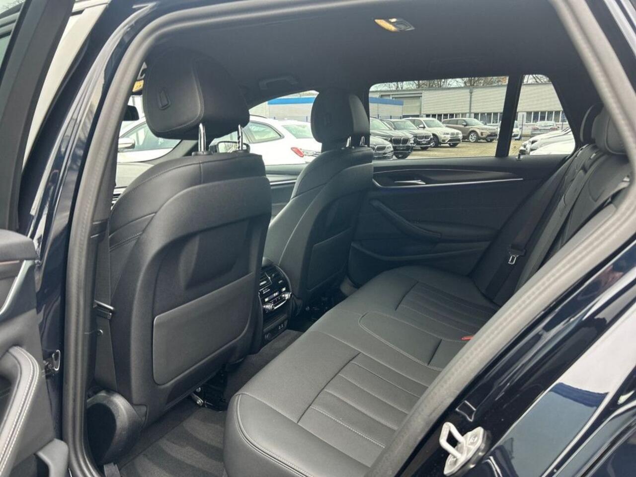 BMW 5-SERIE Touring 530d M Sport 286 PK Head Up Trekhaak LED Laser Sportstoelen 18 Inch Sensatec Leder