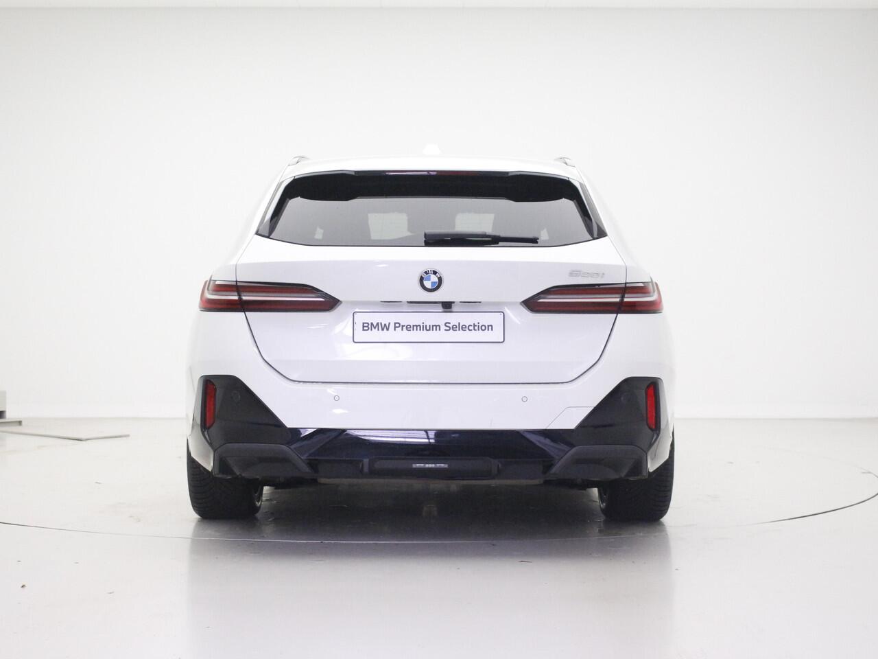 BMW 5-SERIE Touring 520i M-Sport | Driving Assistant Plus | Harman Kardon | Panorama | Standkachel | Trekhaak | Mild Hybid