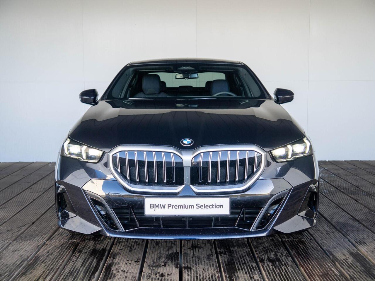 BMW 5-SERIE Sedan 520i | M Sportpakket | Innovation Pack | Stuurwielrand verwarmd | Comfort Access | Panoramadak | Stoelverwarming | Harman-Kardon | Trekhaak