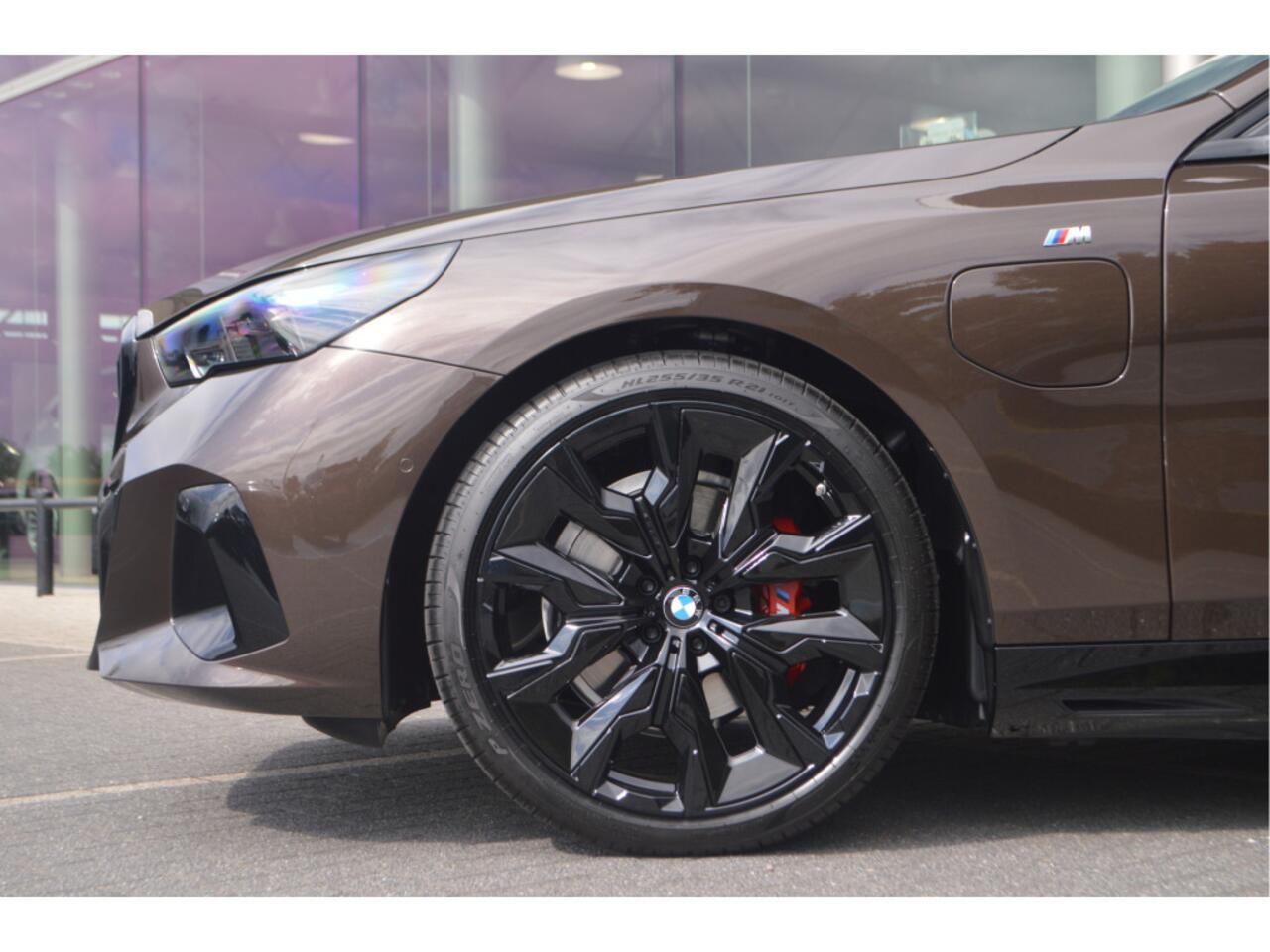 BMW 5-SERIE Touring 530e Automaat / Panoramadak / Trekhaak / Bowers & Wilkins / M Multifunctionele Stoelen / Adaptieve LED / Stoelventilatie / Parking Assistant Plus