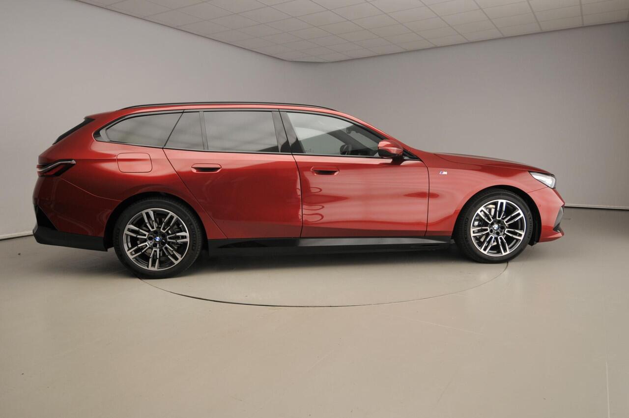 BMW 5-SERIE Touring 530e M-Sportpakket | LED | Navigatie | Trekhaak | Schuifdak | Active cruise | DAB | Harman-kardon sound | Alu 19 inch