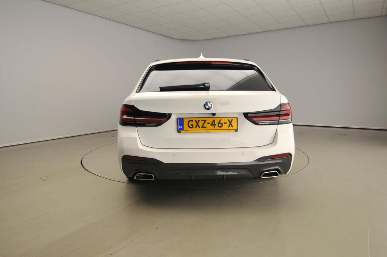 BMW 5-SERIE Touring 520d | M-Sportpakket | Laserlicht | Leder | HUD | Active cruise | Schuifdak | Comfortzetels | Keyles go | DAB | Hifi speakers | Alu 18 inch
