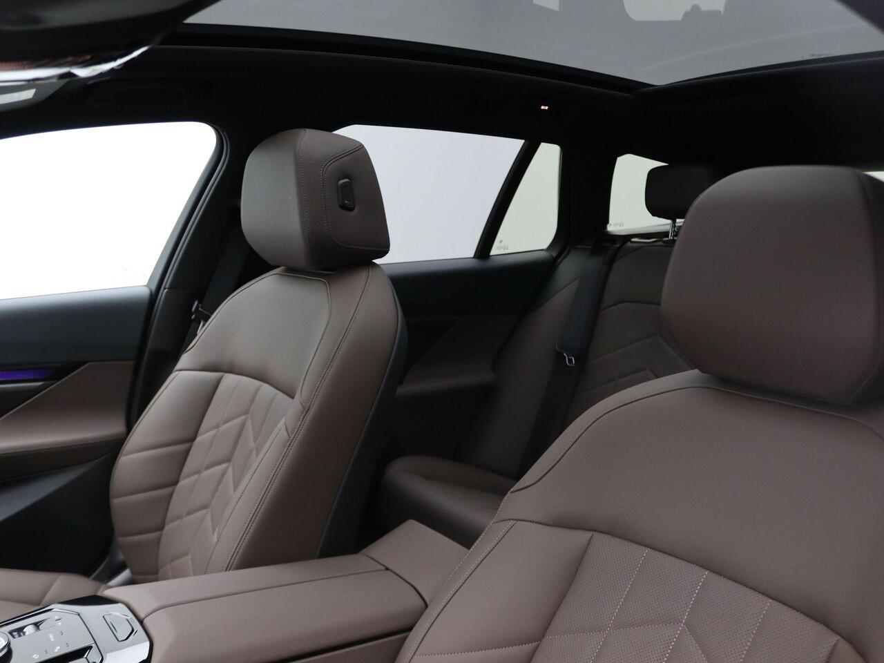 BMW 5-SERIE Touring 550e xDrive M Sportpakket | Innovation Pack | Travel Pack | Comfort Pack | Trekhaak | Panoramadak | Driving Assistant Professional | Harman-Kardon | 20''