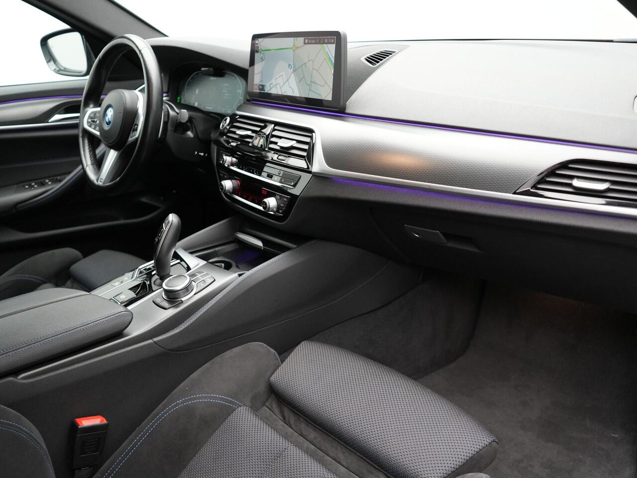 BMW 5-SERIE Touring 520e M Sport Plug In Hybrid 204pk Dealer O.H PHEV | Trekhaak af Fabriek | Adaptive Cruise | Alcantara Sportstoelen Verwarmd | Camera | Navi Pro | Sfeerverlichting | Apple Carplay |