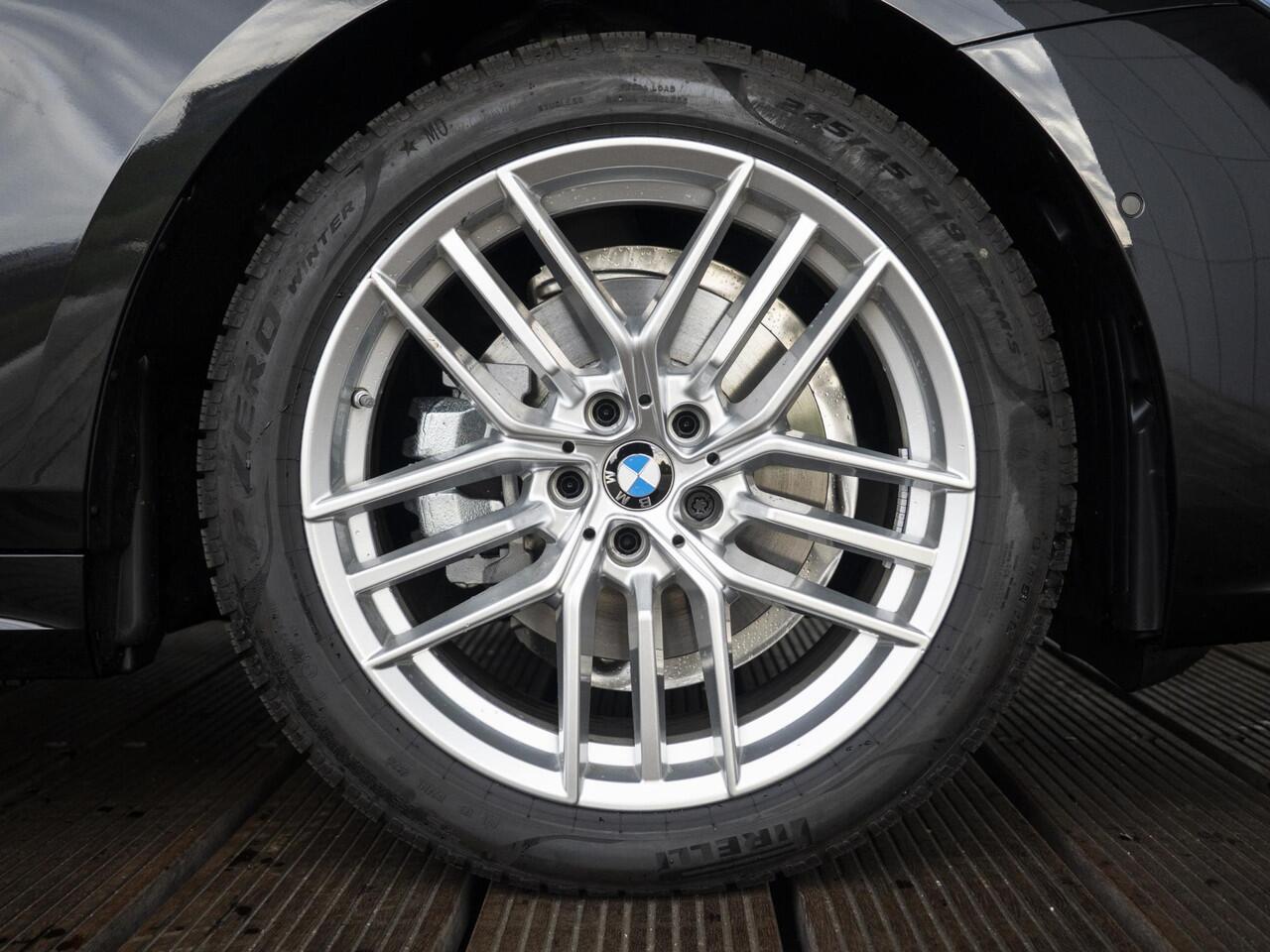 BMW 5-SERIE Sedan 520i | M Sportpakket | Innovation Pack | Verwarmd Stuurwiel | Comfort Access | Panoramadak | Stoelverwarming | Harman-Kardon | Trekhaak