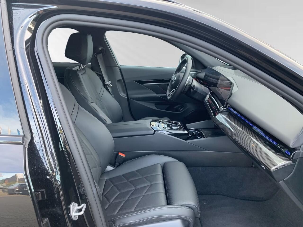 BMW 5-SERIE Touring 540d xDrive 286 PK M-Sport ACC Head-Up Trekhaak Bowers Wilkins Stoelkoeling Stuurverwarming Standkachel