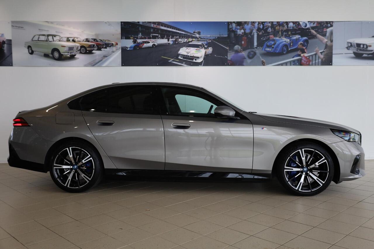 BMW 5-SERIE Sedan 550e xDrive M Sportpakket Pro | Innovation Pack | Travel Pack | Comfort Pack | Adaptief onderstel professional | Driving Assistant Professional | Bowers & Wilkins