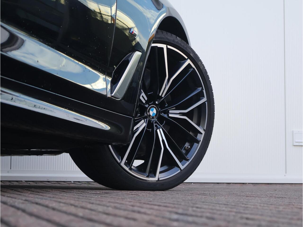 BMW 5-SERIE 530i High Executive Edition M Sportpakket/ Achteruitrijcamera/ Comfortstoelen/ schuif-/kanteldak/ Stoelverwarming/ Laserlight/ HiFi/ Head-Up/ 19 inch LM