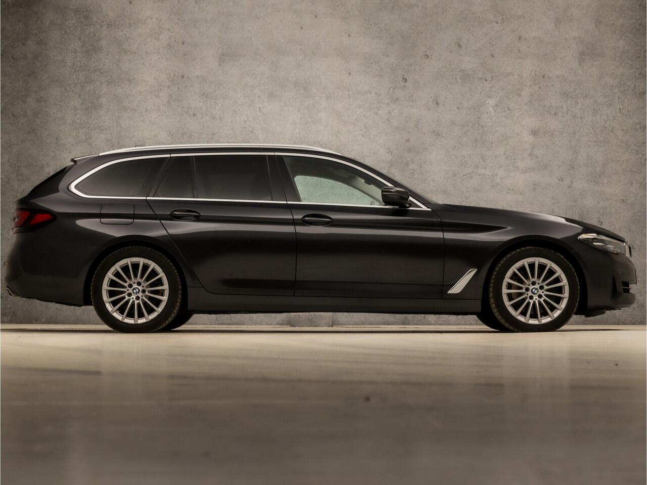BMW 5-SERIE Touring 530e Sportline 293Pk Automaat (APPLE CARPLAY, GROOT NAVI, DEALER ONDERHOUDEN, CAMERA, SFEERVERLICHTING, LEDER, SPORTSTOELEN, ADAPTIVE CRUISE, TREKHAAK ELEKTRISCH, NIEUWSTAAT)