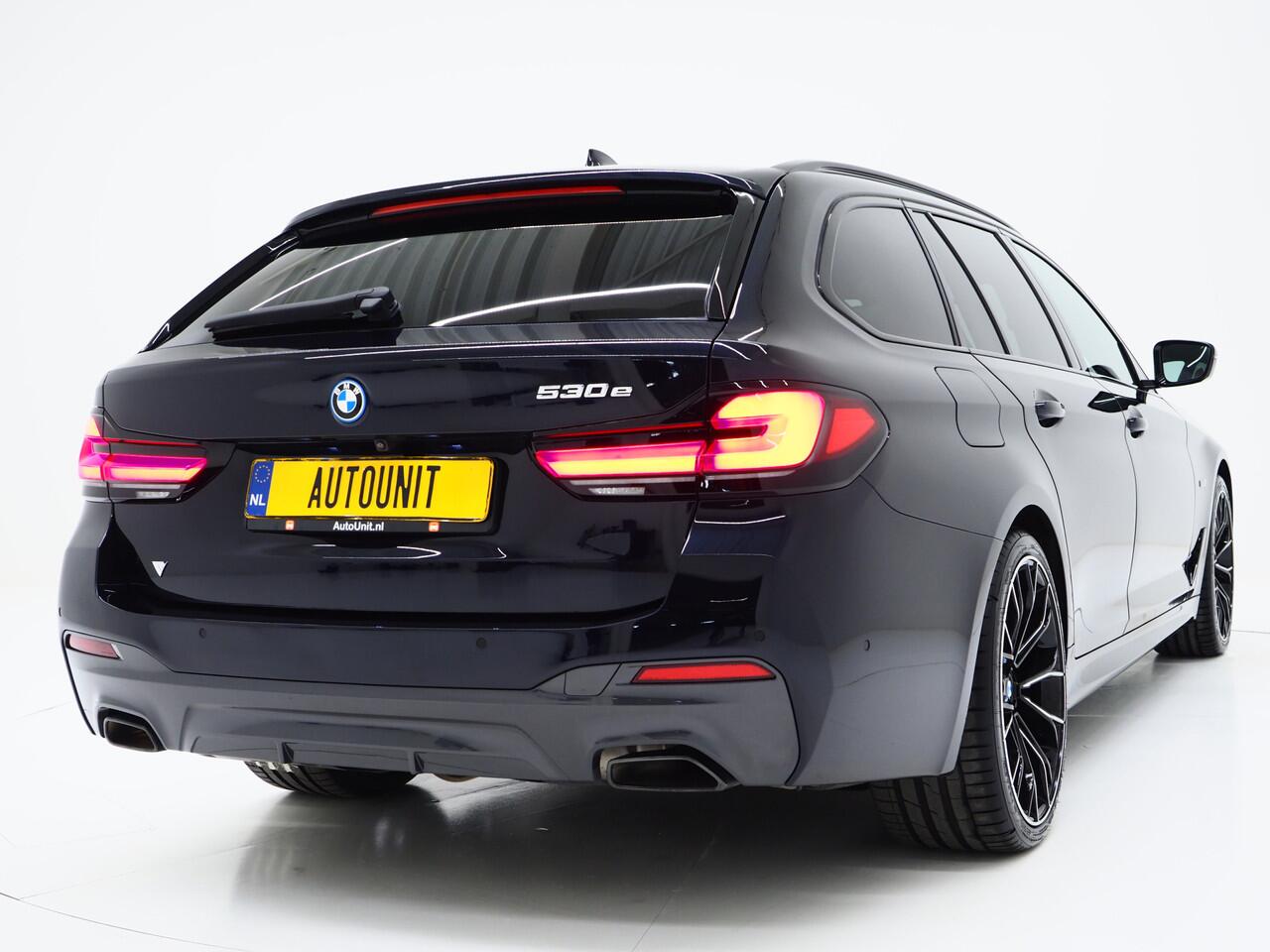 BMW 5-SERIE Touring 530e M Sport Shadow | Panoramadak | Trekhaak | Head Up | Camera | Keyless | Adaptive | Carplay