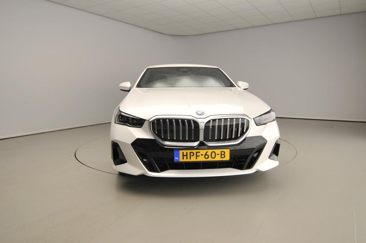 BMW 5-SERIE Sedan 530e | M-Sportpakket | LED | Navigatie | Active cruise | Trekhaak | Sportstoelen | DAB | Harman-kardon sound | Alu 19 inch