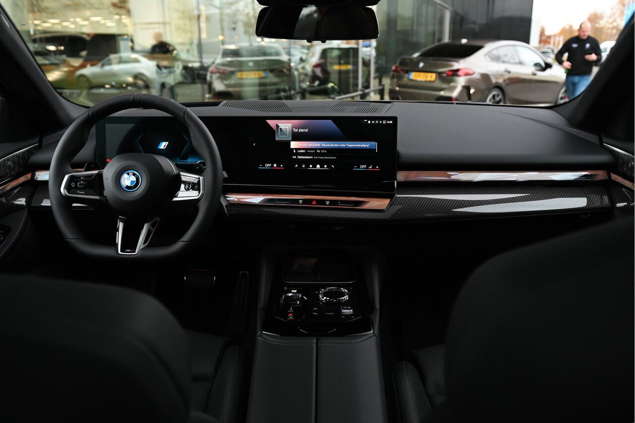 BMW 5-SERIE Touring 530e M Sport Automaat / Panoramadak / Trekhaak / Bowers & Wilkins / Adaptieve LED / Comfort Access / Parking Assistant Plus / Stuurverwarming