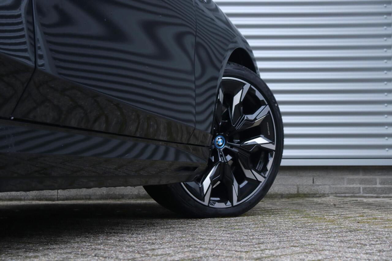 BMW 5-SERIE Touring 530e | M Sportpakket Pro | Panodak | Driving Assistant Plus | Head-Up | Parking Assistant Plus | Stoelventilatie | Comfortstoelen | 21'' LMV | Ekris Selection