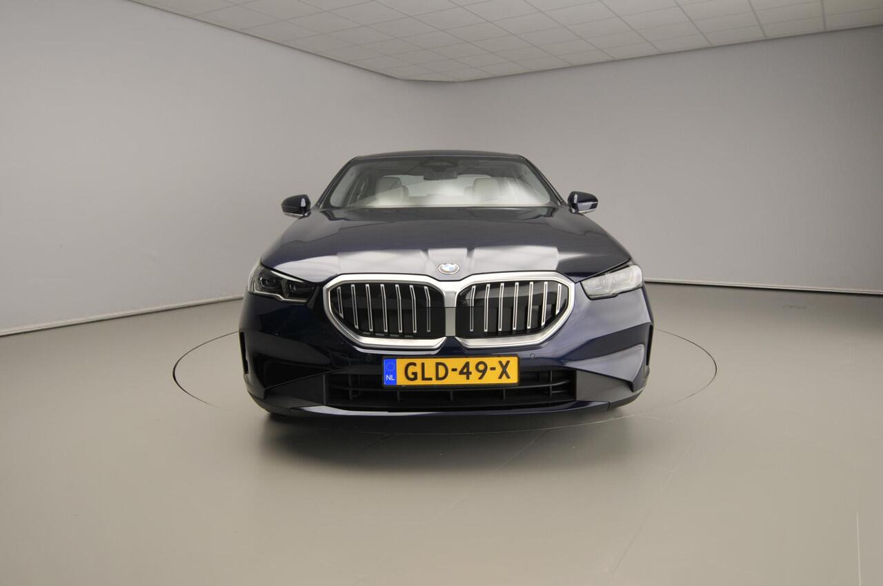 BMW 5-SERIE Sedan 520i | LED | HUD | Sportstoelen | Active cruise | Stoelverwarming | Elektr. zetels | DAB| Alu 19 inch