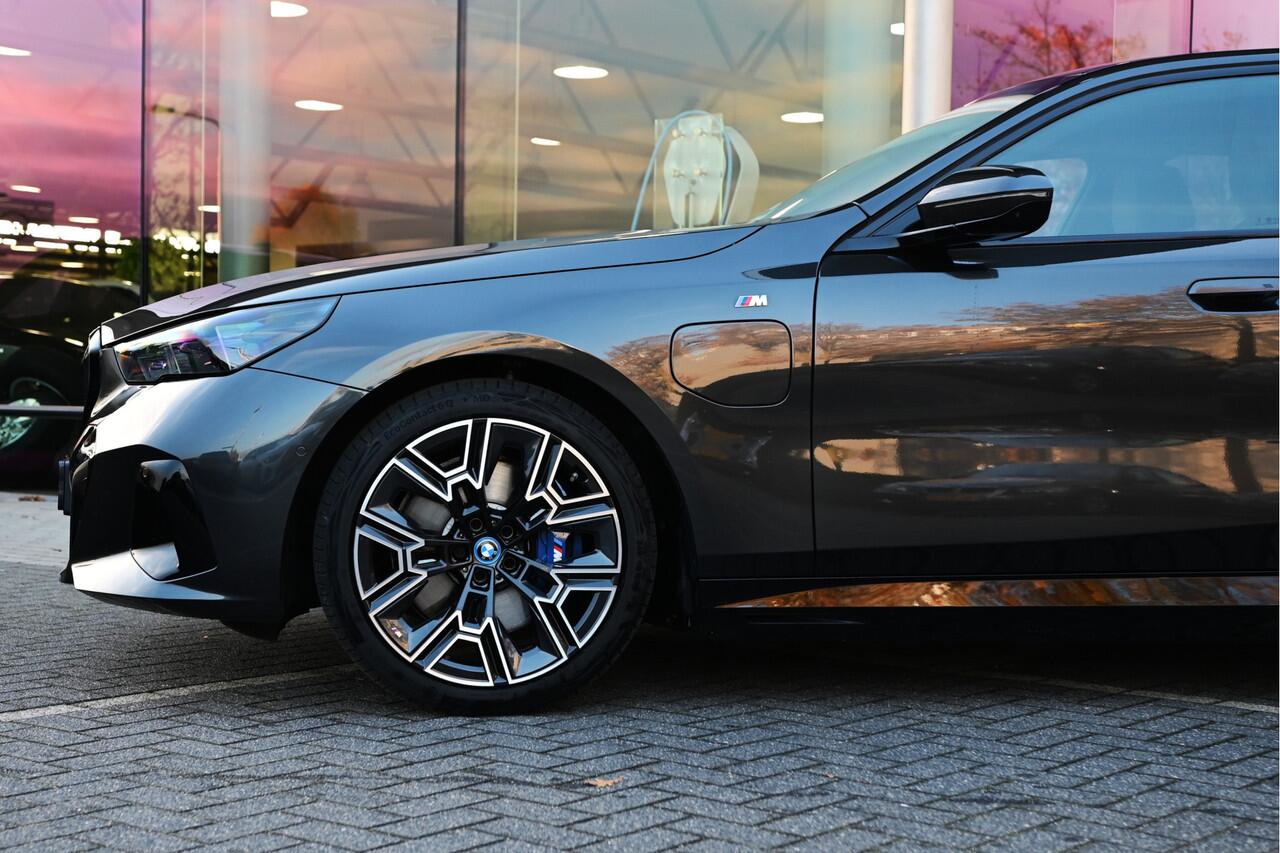 BMW 5-SERIE 550e xDrive M Sport Automaat / Trekhaak / Bowers & Wilkins / Parking Assistant Professional / Adaptieve LED / Stoelventilatie / Adaptief onderstel professional