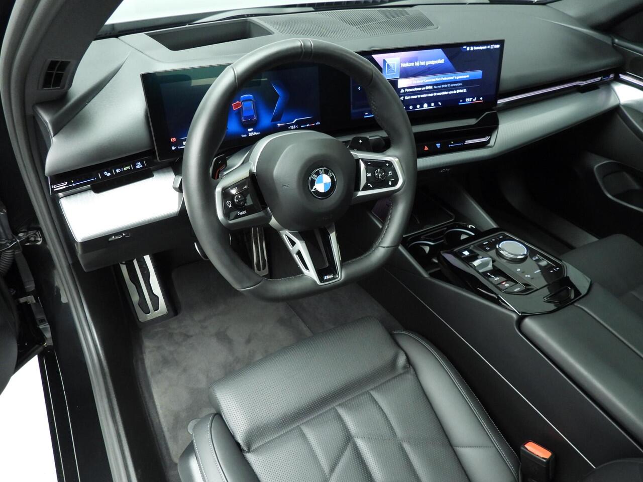 BMW 5-SERIE Sedan 520d | M-Sportpakket | LED | HUD | Active cruise | Comfortzetels | Schuifdak | Trekhaak | DAB | Harman-kardon sound | Alu 20 inch