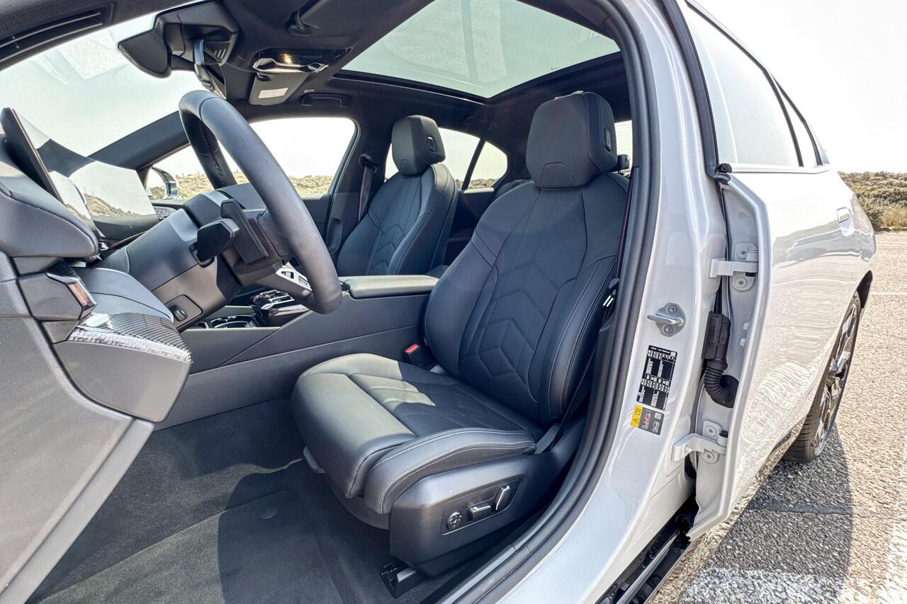 BMW 5-SERIE Sedan 550e xDrive | Selections | M Sport Pro | Glazen Panoramadak | Bowers & Wilkins | Stoelventilatie |