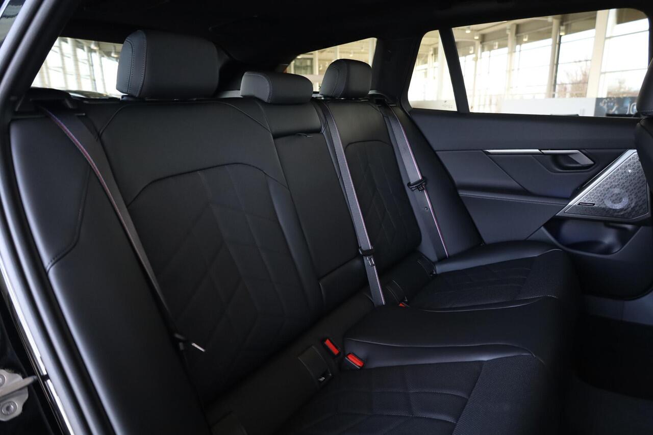 BMW 5-SERIE Touring 550e xDrive M Sportpakket Pro | Panoramadak | Head-Up | Bowers & Wilkins | Driving Assistant Professional | 360 Camera | Comfort Pack | Adaptieve LED | Trekhaak